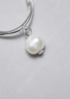 Bague à Pendentif Avec Une Perle