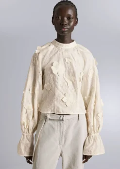 Blouse Courte à Motifs Floraux Appliqués