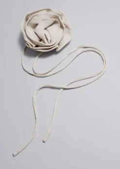 Collier Ras Du Cou à Grande Rose En Lin