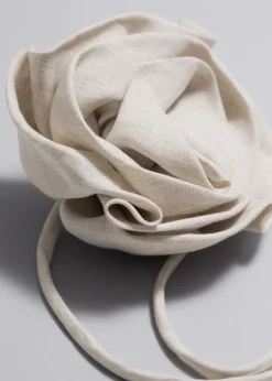 Collier Ras Du Cou à Grande Rose En Lin