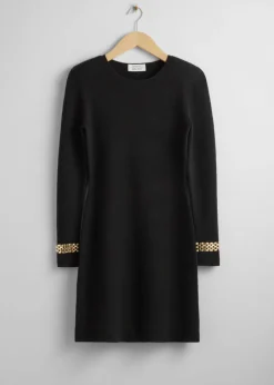Robe Courte Avec Des Chaînes Aux Poignets