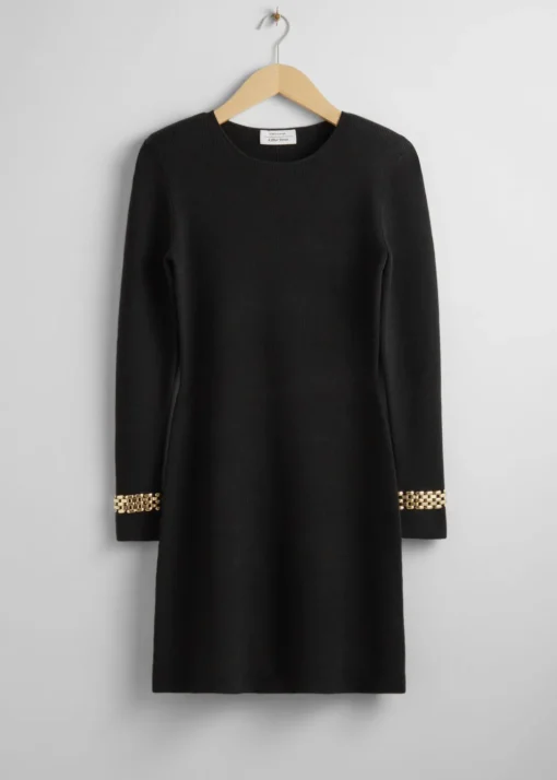 Robe Courte Avec Des Chaînes Aux Poignets