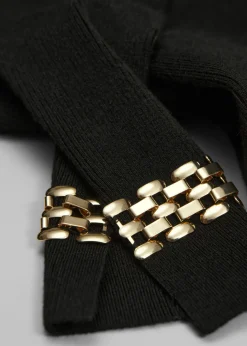Robe Courte Avec Des Chaînes Aux Poignets
