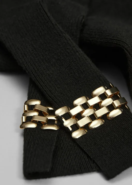 Robe Courte Avec Des Chaînes Aux Poignets